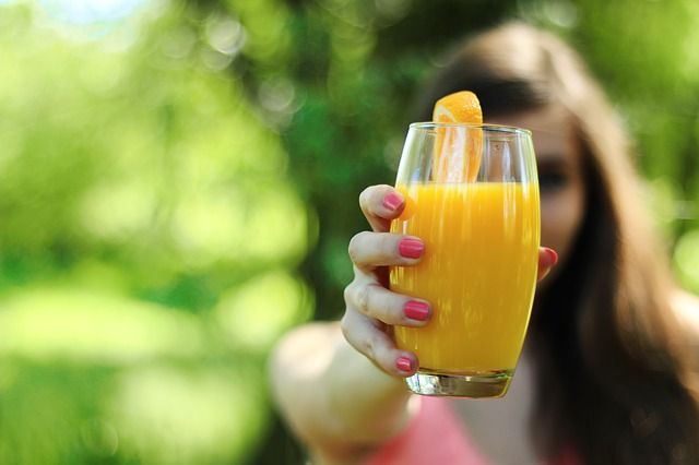 飲み物は「オレンジジュース一択」で記者の質問には「はい」と「いいえ」の2択しかなかった件