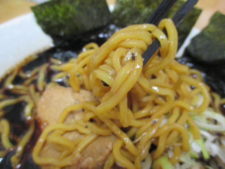 衝撃の真っ黒スープ、富山ブラックラーメン（とやま屋ヒロ助）は真っ黒な辛いスープに絡んだ太麺で富山ご当地ラーメン