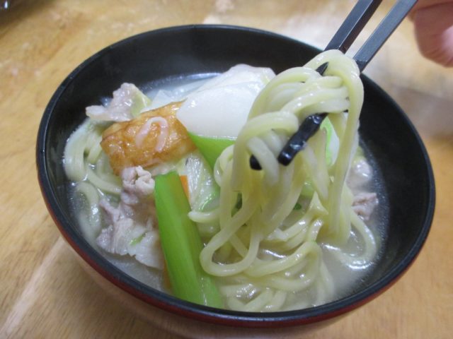 煮込みラーメンコクうま鶏塩ちゃんこ風（永谷園）は専用麺と鶏肉・鶏ガラエキスに魚介系を合わせた調味スープがセット