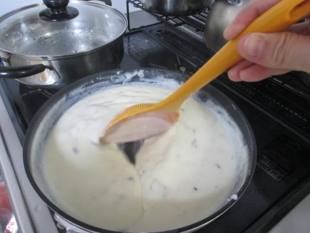 マカロニをゆでずに一つの鍋で簡単に作れます