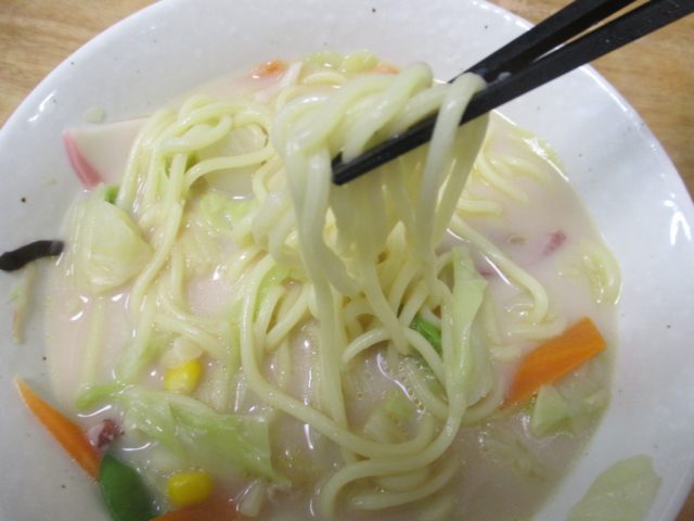 わが家の麺自慢ちゃんぽん（ニッスイ）はちゃんぽんらしい太い麺に国産野菜など12種類の具材が入ったコクのあるスープ