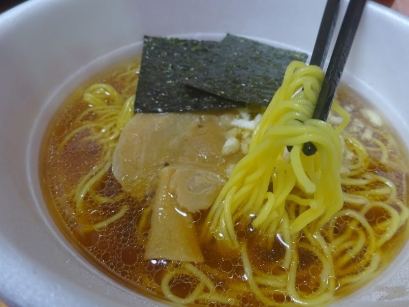 日清麺ニッポン八王子ラーメン（日清食品）は生麺風中細ストレート麺と鶏ガラベースに煮干しと油のコクの醤油スープ