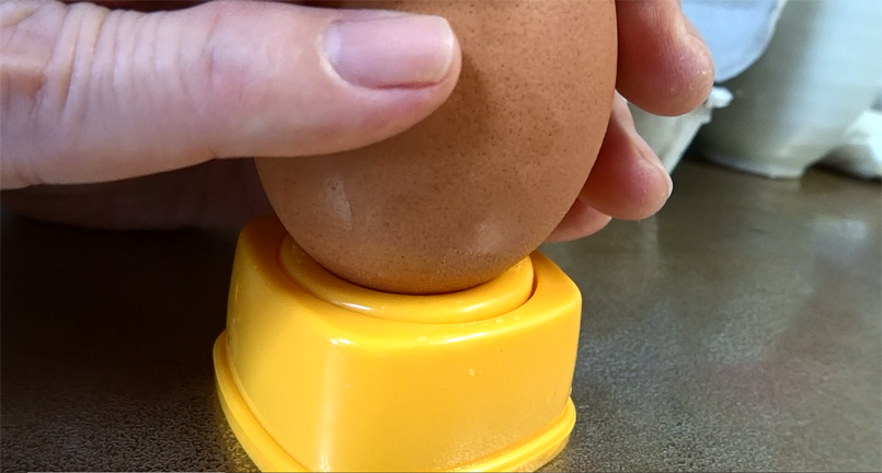 卵の穴あけ器（エコー金属）を使って生卵の殻に針で小さな穴を開けてから茹でて流水につけると何と皮がツルンとむける