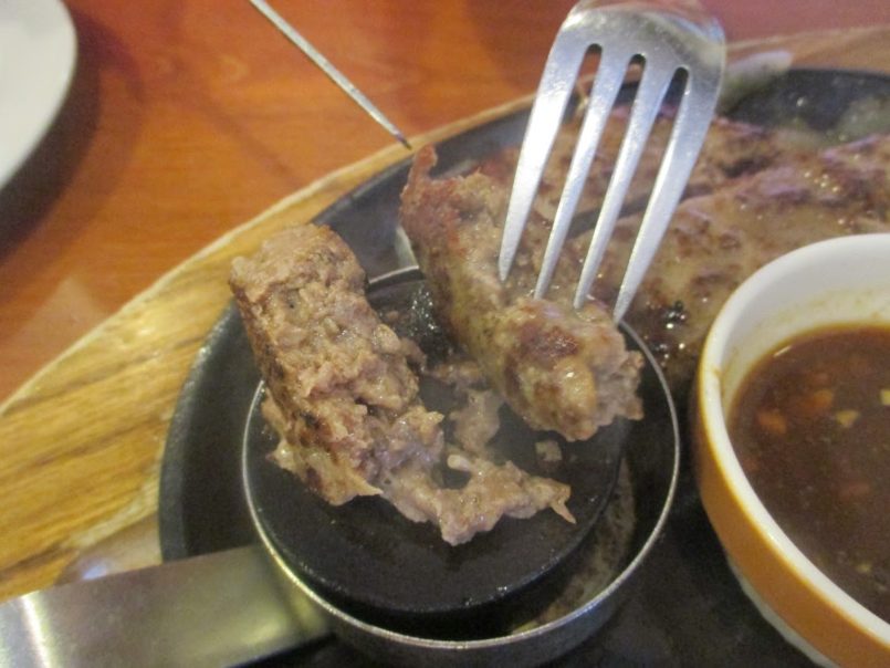 ココス東京イン店（大田区馬込）はペレット（焼き石）で仕上げ焼きする四角形の牛肉100％ビーフハンバーグステーキ提供