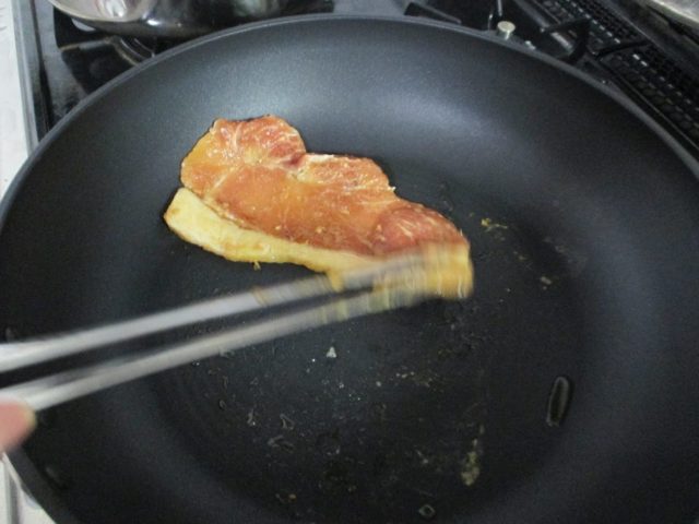 味噌を拭き取った豚肉はフライパンで焼きます