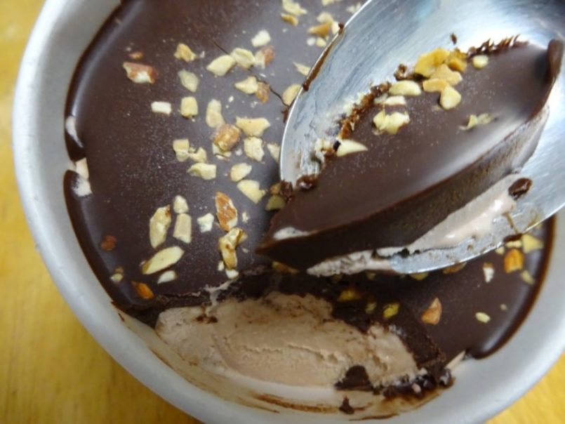 明治エッセルスーパーカップSweet'sショコラオランジュはチョコとチョコアイスとオレンジピールの四層になった在庫限定品