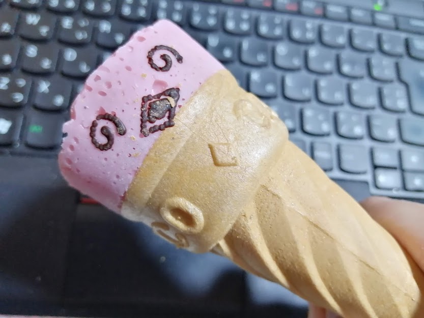 ジャイアントカプリコ＜いちご＞（江崎グリコ）はアイスクリームのようなコーンに包まれた円錐形のエアインチョコ菓子です