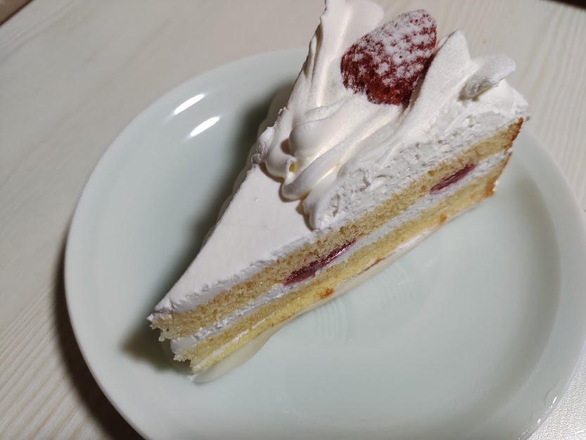 苺のショートケーキ（ヤマザキ）は北海道産生クリームを使用し、苺コンフィチュールをサンドしたキング・オブ・ケーキの一品