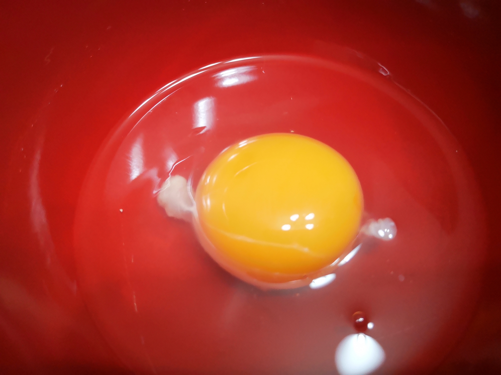 卵のカラザ、卵黄に付いている白いヒモのようなものですが、取りますか、食べますか。Twitterでは話題になっていました