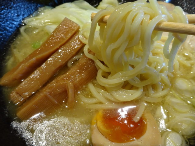 麺喰屋Senmi（大田区矢口）は、オーソドックスなメニューにオリジナルの工夫をこらしたネオクラシック系ラーメン店として注目