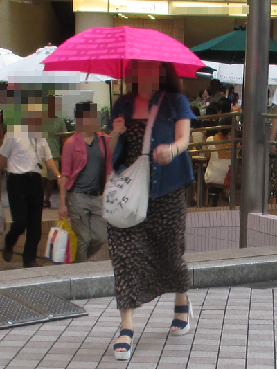 ファッションよりも傘が目立っていた